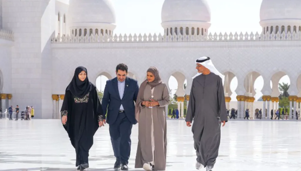 تعرفت على "رسالته الحضارية"... مساعدة الرئيس الإيراني تزور جامع الشيخ زايد الكبير في أبوظبي