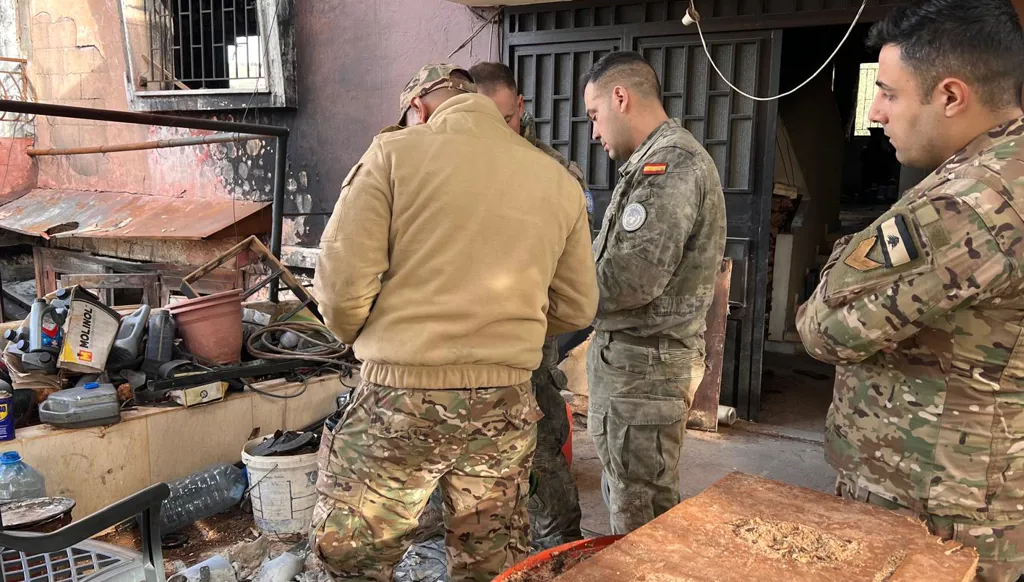 جنوب لبنان... استخراج قذيفتين غير منفجرَتين من داخل منزلين بمساعدة "اليونيفيل" (صور)