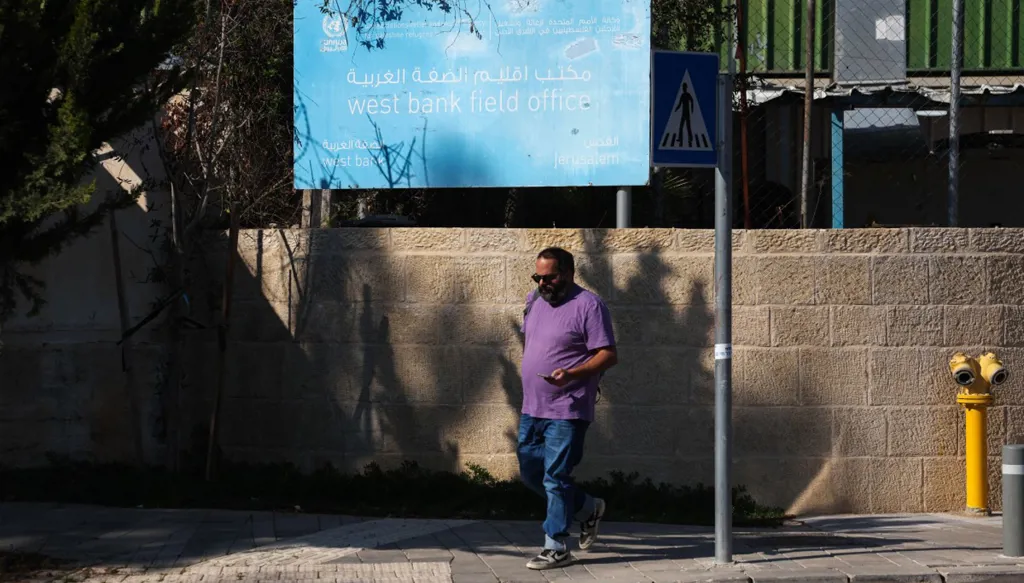 "الأونروا" تحذّر من توقّف عملها من غزة... وقلق دولي