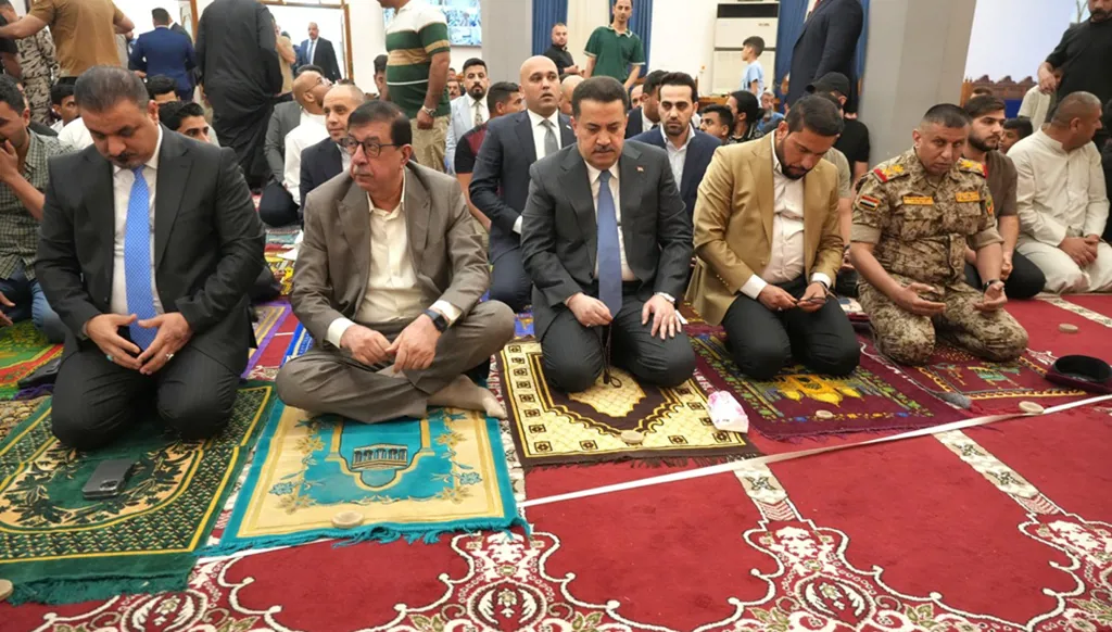 السوداني يشارك المواطنين بتأدية مراسم صلاة عيد الفطر