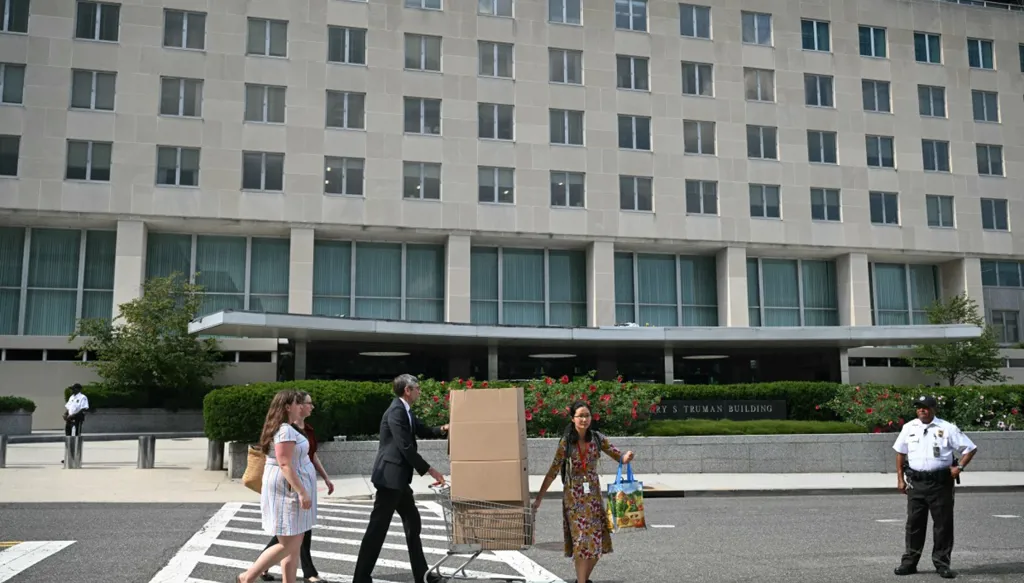 الخارجية الأميركية تسرّح أكثر من 1300 موظّف... وانتقادات للقرار