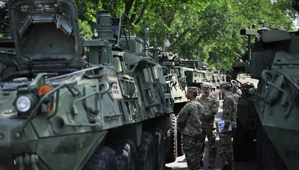 تواجهه احتجاجات "لا ملوك"... عرض عسكري مع عيد ميلاد ترامب الـ79