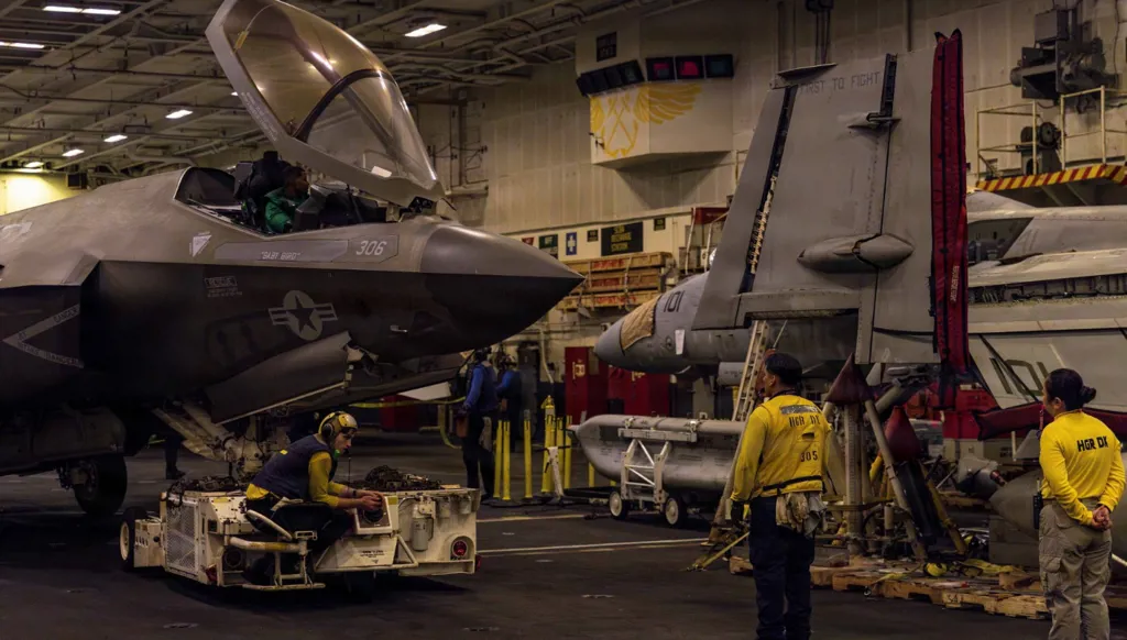 الـ"أف-22" وصَلت وصيانة "أبراهام لينكولن" لا تتوقّف... وإسرائيل تستعد لـ"ساعة الحسم"!