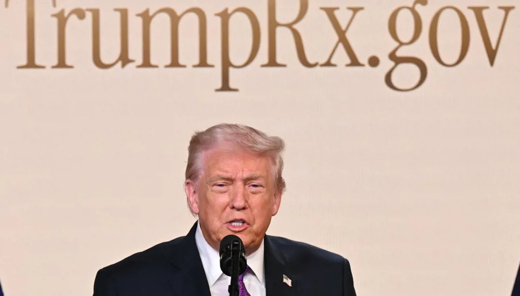 ترامب يوقع أمراً يُهدد بفرض رسوم جمركية على أي دولة تتعامل مع إيران