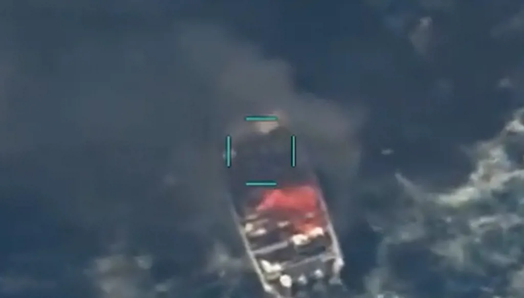 واشنطن: مقتل 4 بضربة على قارب مشتبه بتهريب مخدرات في المحيط الهادئ (فيديو)