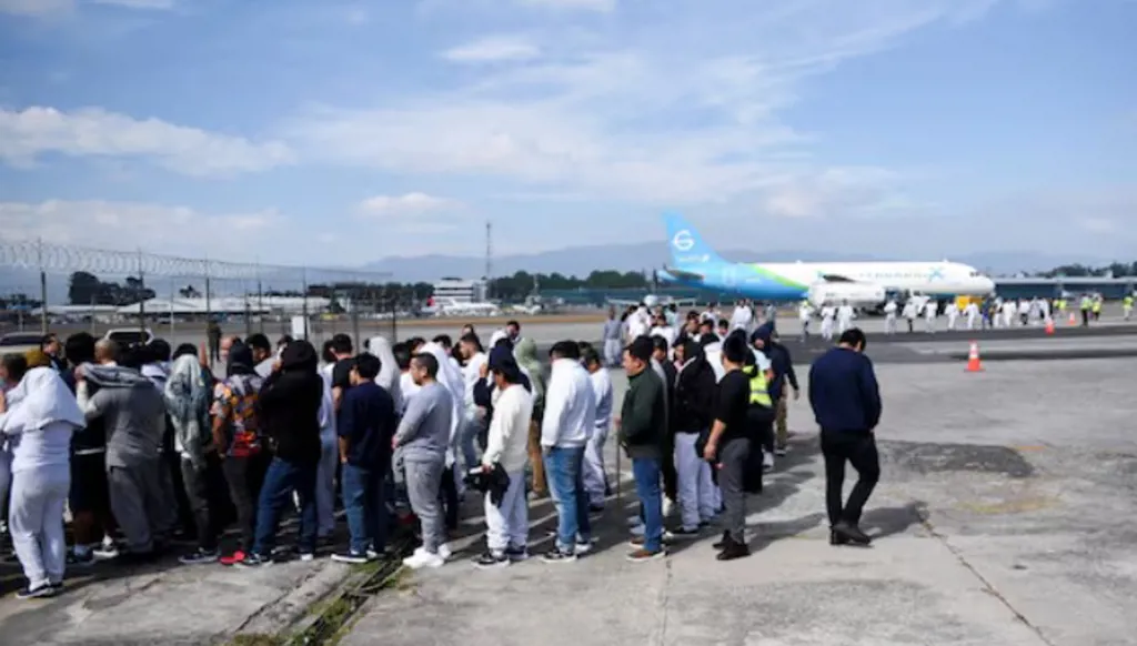 هبوط طائرة عسكرية أميركية تقل مهاجرين مرحلين في غواتيمالا