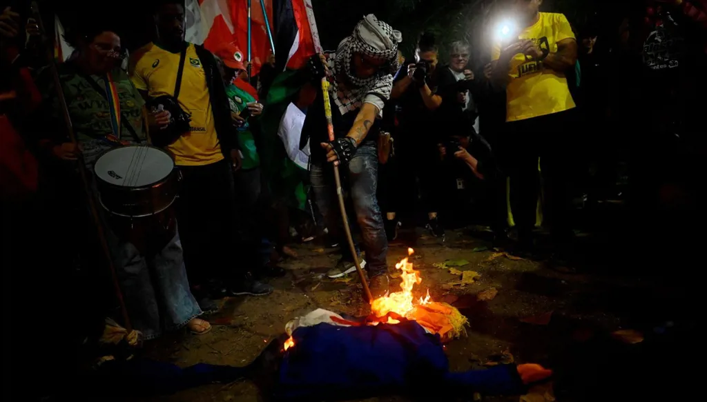 تنديداً برسومه الجمركية... برازيليون يحرقون دمى تمثل ترامب (صور)