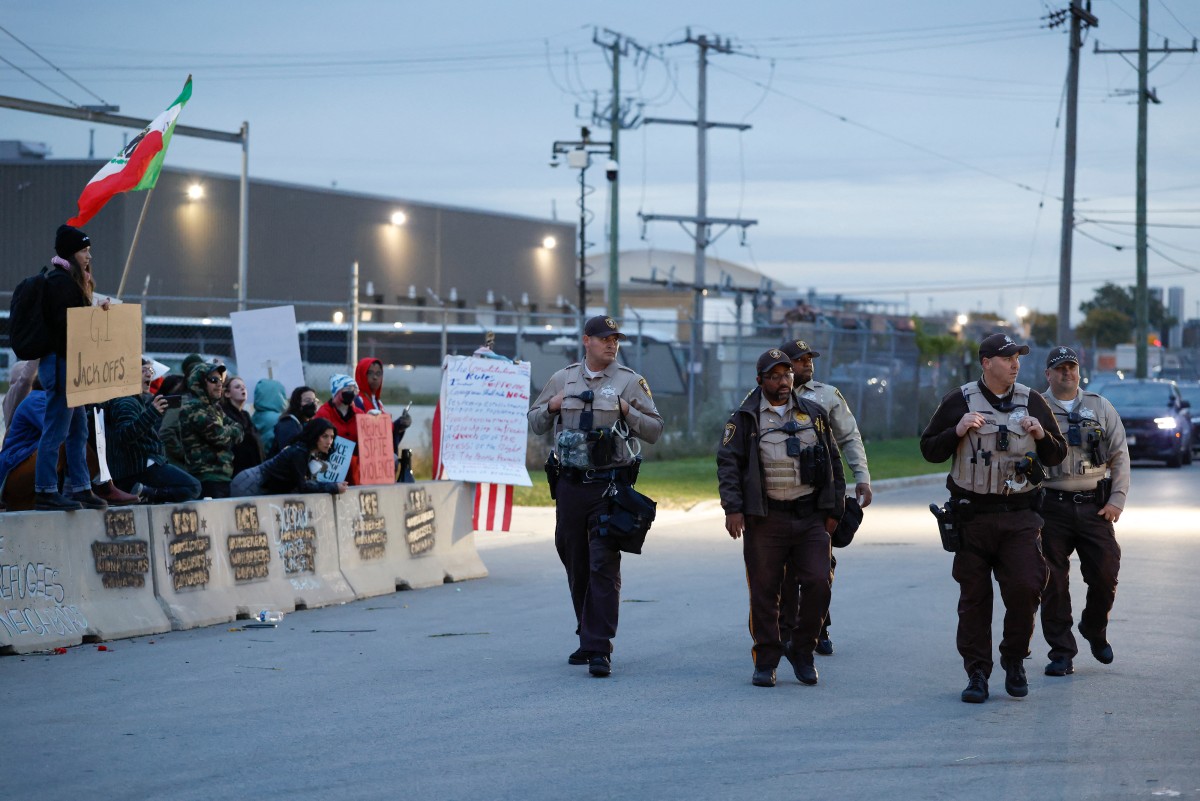 ضباط شرطة خلال احتجاج ضد هيئة إنفاذ قوانين الهجرة والجمارك في ‏إلينوي (أ ف ب)‏