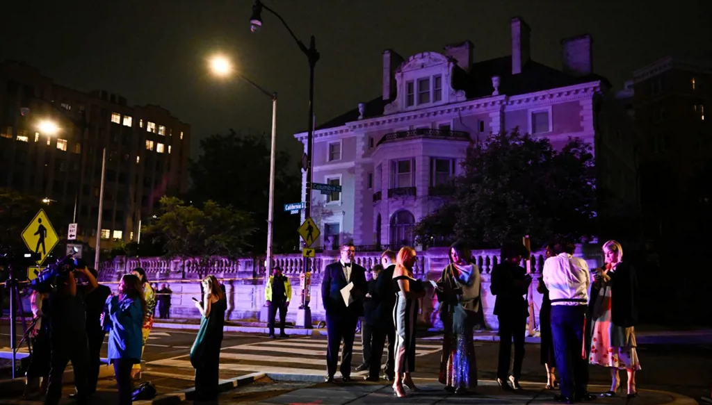 جانب من الحضور في حفل العشاء خارح القاعة. (أ ف ب)