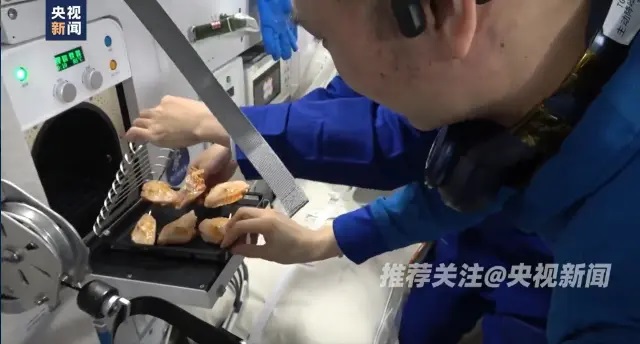 رائد فضاء صيني يستمتع بالشواء في الفضاء (أكس)