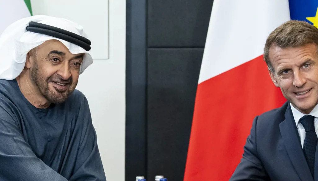 رئيس دولة الإمارات الشيخ محمد بن زايد آل نهيان بالرئيس الفرنسي إيمانويل ماكرون على هامش القمة (وام).