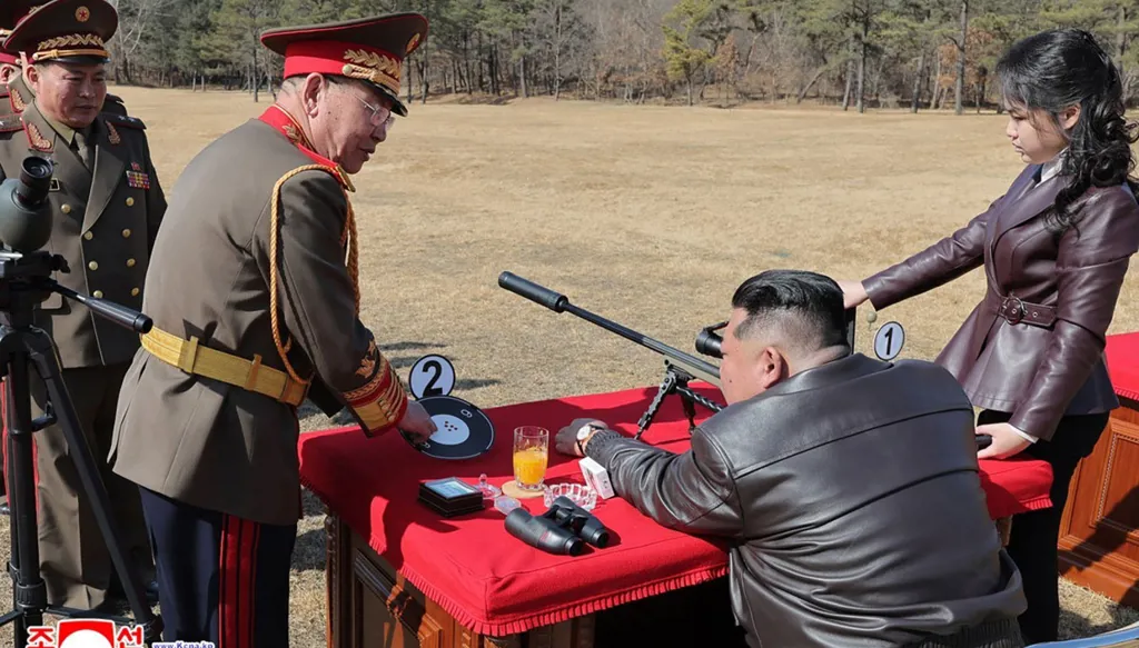 كوريا الشمالية تكشف صورة لابنة كيم وهي تطلق النار