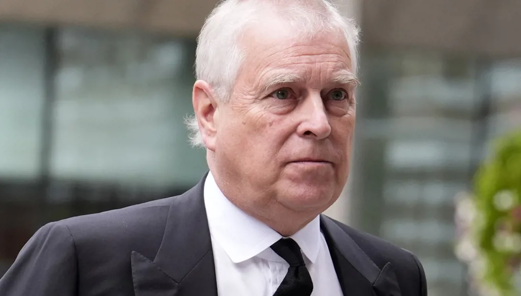 الملك تشارلز يجرد شقيقه آندرو من ألقابه ومن منزله