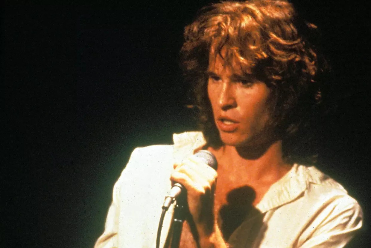فال كيلمر بشخصية جيم موريسون في The Doors.