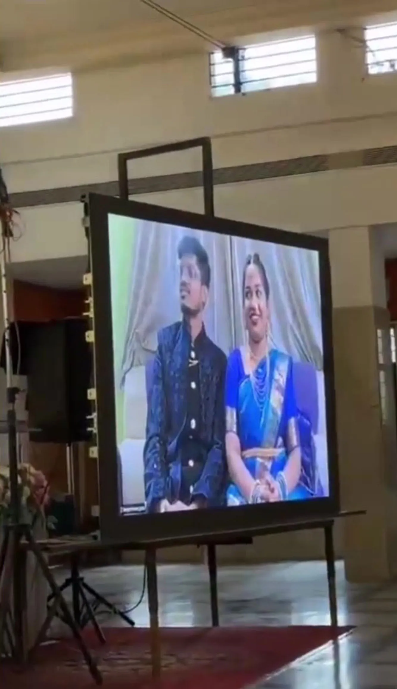 ميدها كشيراساغار وسانغاما داس يحضران زفافهما افتراضياً. (نيوزلايونز / SWNS)