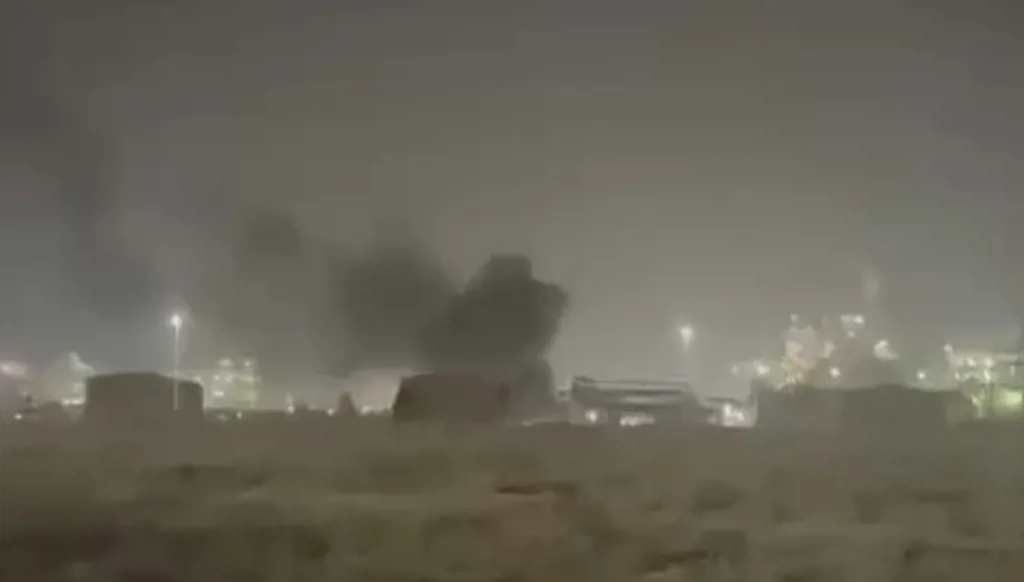 هجوم إيراني على إسرائيل... إصابة مصنع في النقب واندلاع حريق بتل أبيب (فيديو وصور)