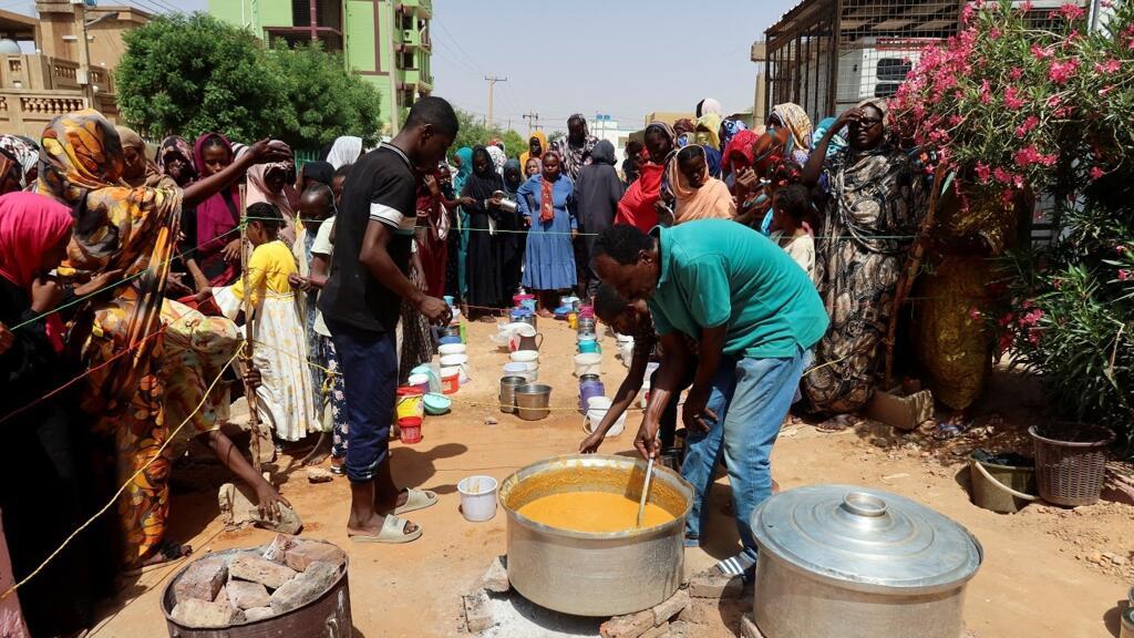 مواطنون في السودان (أ ف ب).