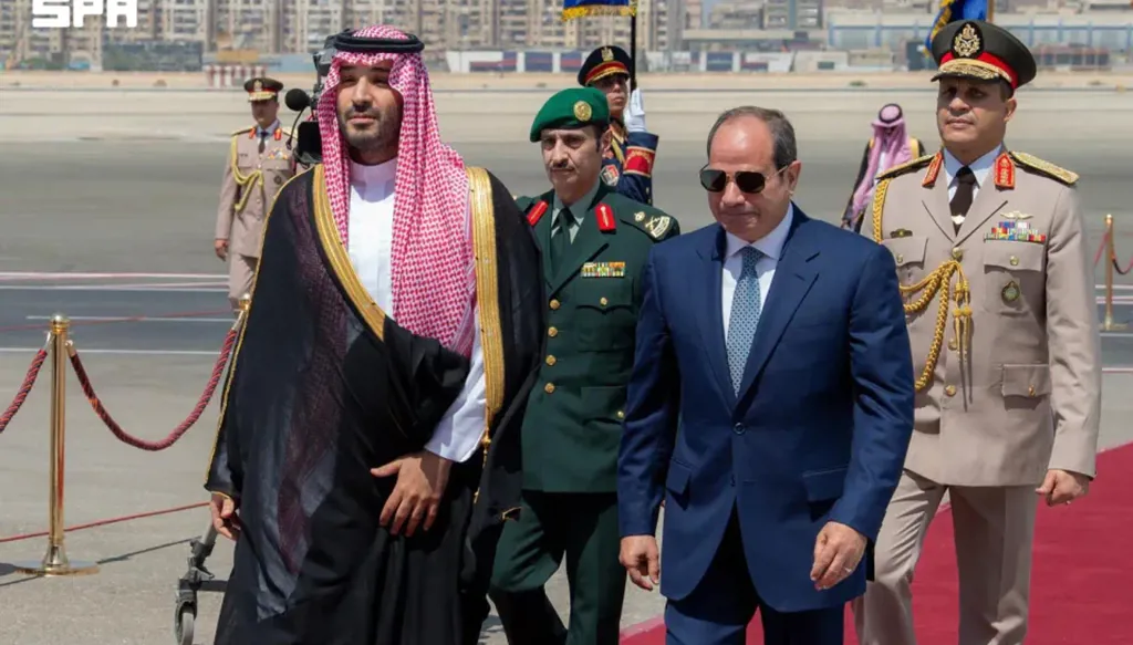 محمد بن سلمان في القاهرة... تشديد مصري - سعودي على أمن الملاحة في هرمز وباب المندب (صور)
