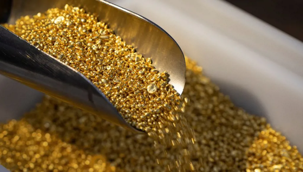 الذهب يهبط بعد أسبوعين من الصعود... كم بلغ؟