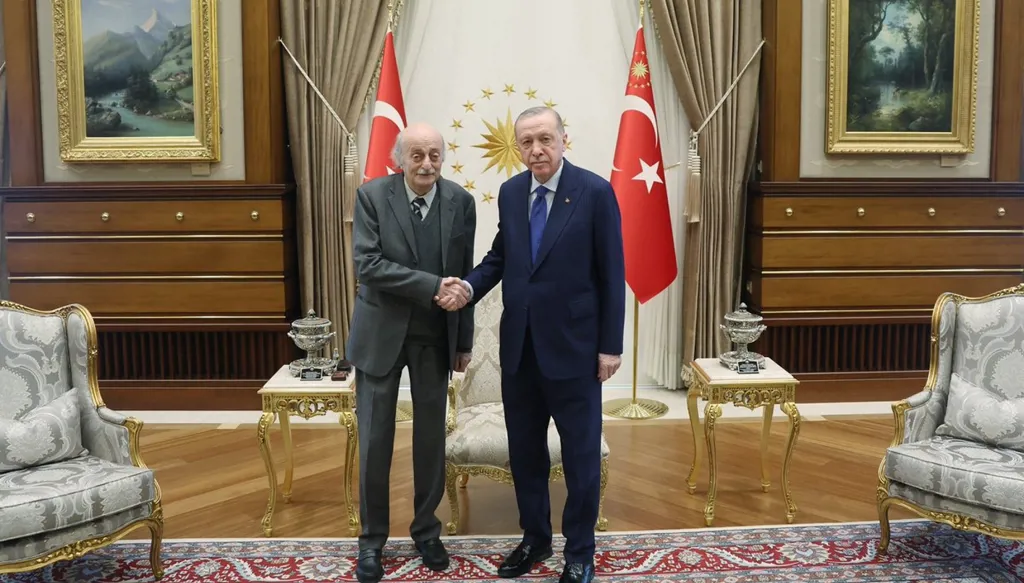 وليد جنبلاط من جمود الداخل إلى حراك الإقليم