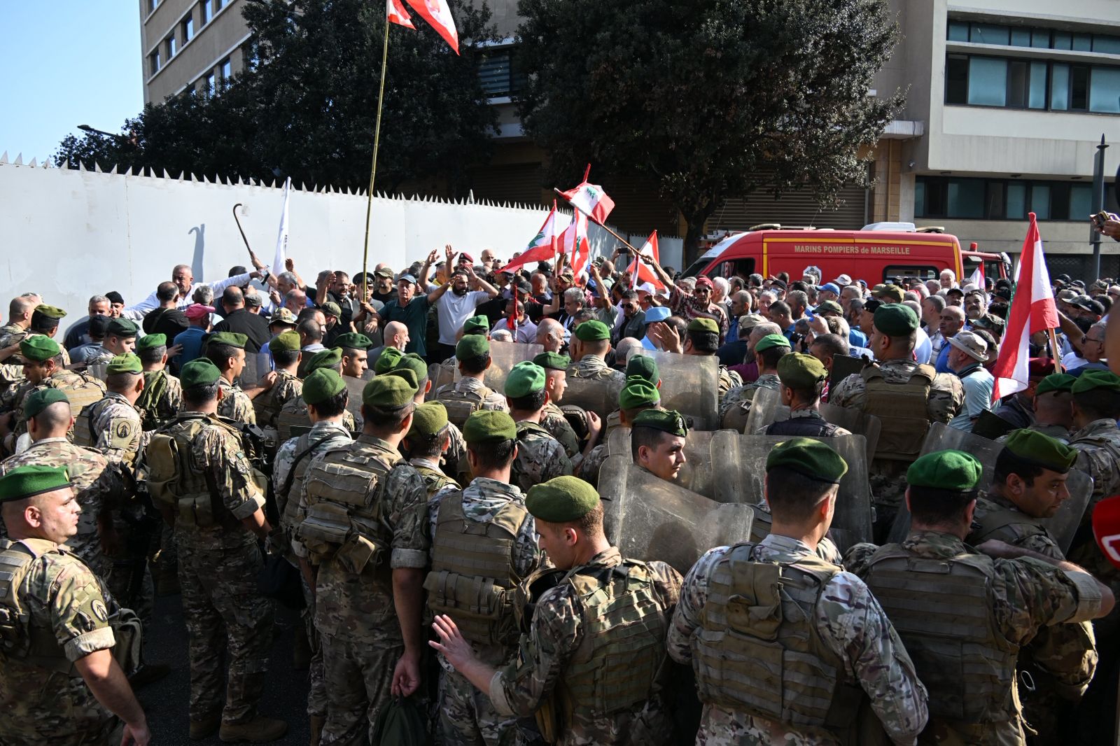 تحرّك إحتجاجي لقدامى القوات المسلحة اللبنانية في وسط بيروت (حسام شبارو)