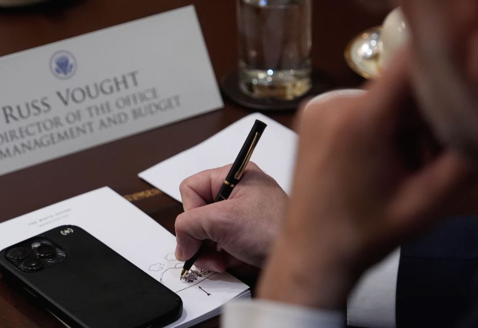  فاوت يرسم مشهدا ريفيا على ورق رسمي للبيت الأبيض خلال الاجتماع (ا ب)