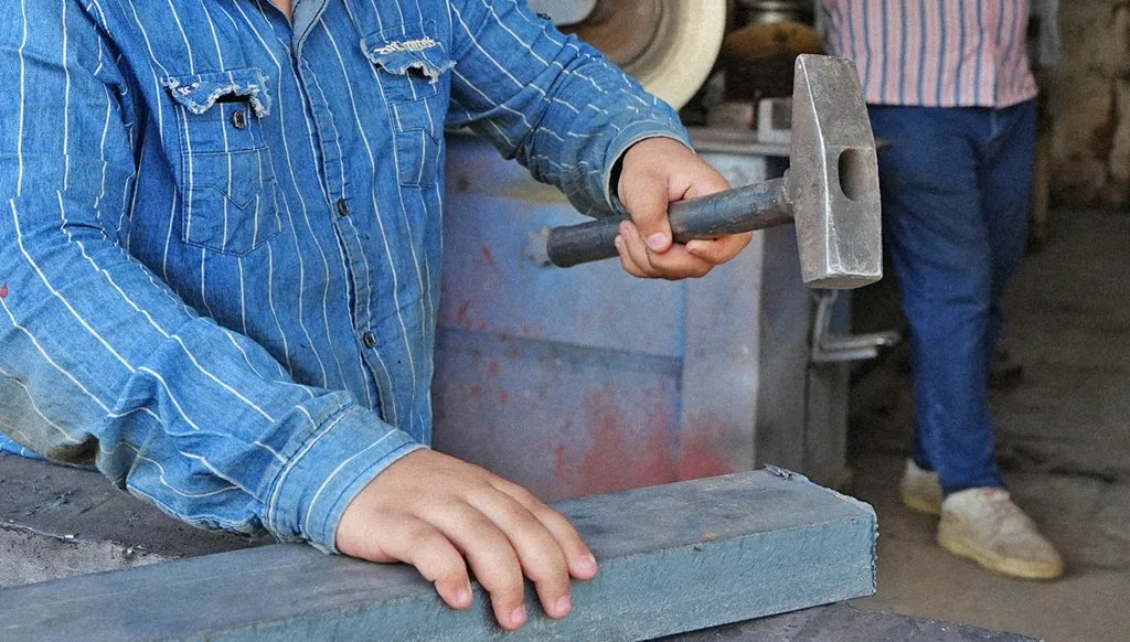 عمالة الأولاد في العراق... طفولة تُباع تحت ضغط الفقر