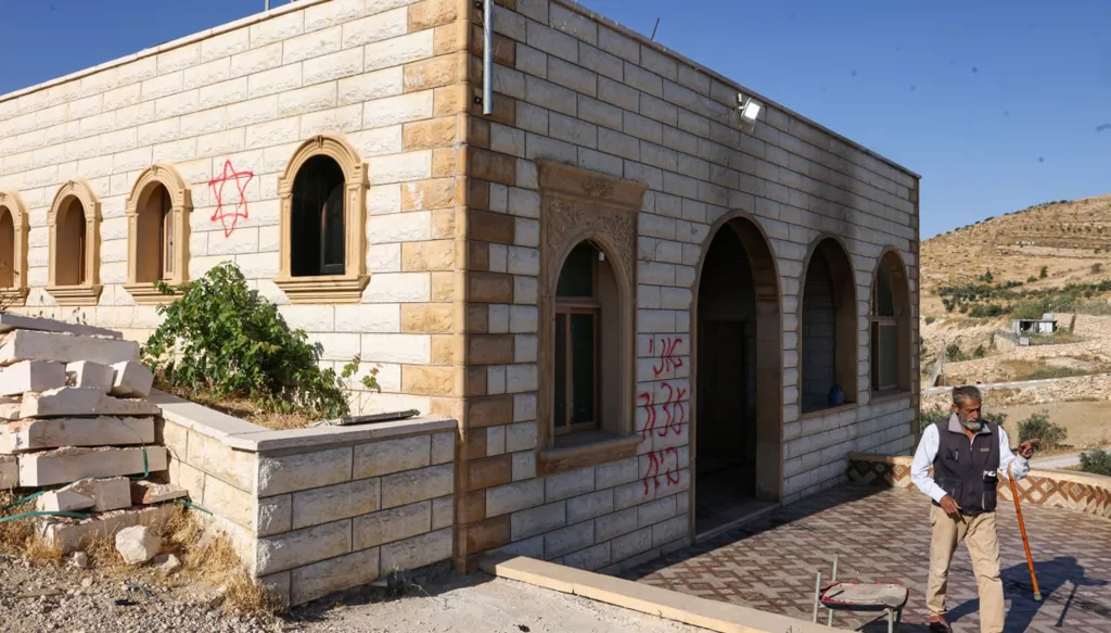 مستوطنون يضرمون النار في مسجد ومنزلين في الضفة