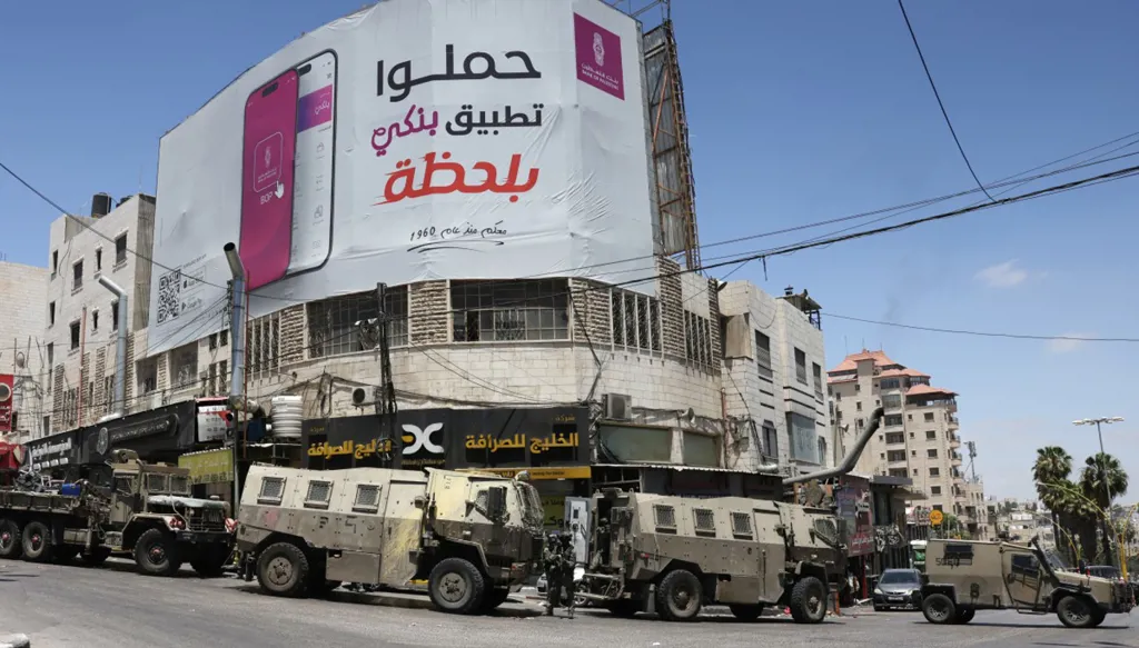 مداهمات إسرائيلية لمحال صرافة في الضفة... واشتباكات مع فلسطينيين