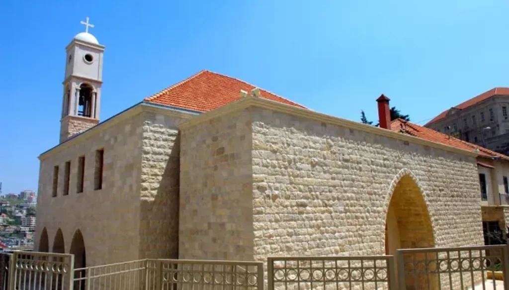 تباين داخل إحدى الكنائس