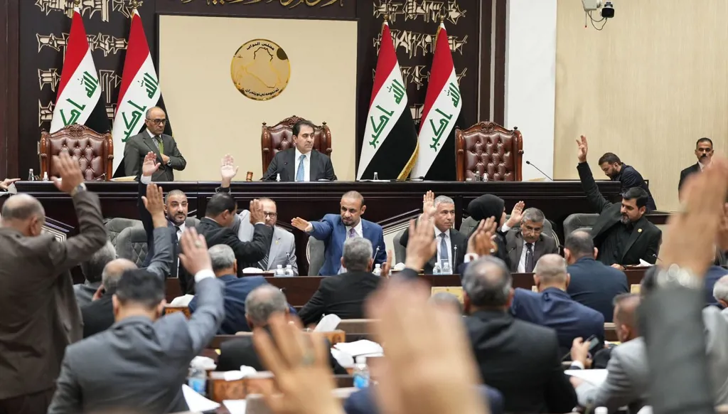 بالفيديو- مشادات ولكمات داخل البرلمان العراقي... ورفع الجلسة بشكل مفاجئ!