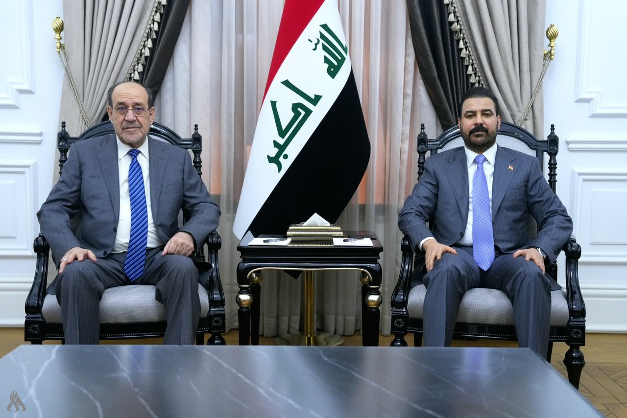 رئيس مجلس الوزراء العراقي علي الزيدي (يمين) ورئيس ائتلاف دولة القانون نوري المالكي (واع)