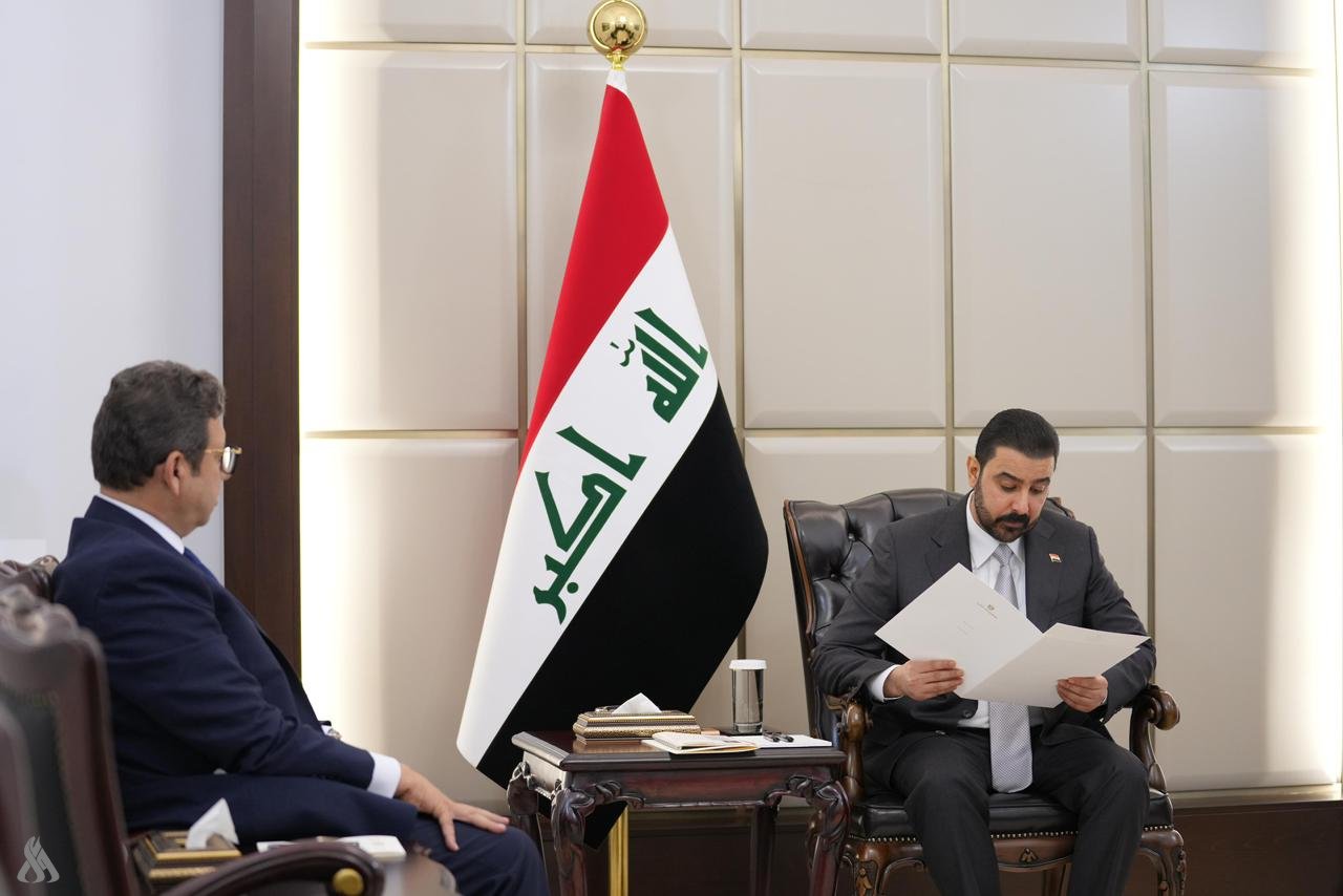  رئيس مجلس الوزراء العراقي علي الزيدي (يمين) ومبعوث الرئيس المصري، رئيس جهاز المخابرات العامة المصرية حسن محمود رشاد (وكالة الأنباء العراقية) 