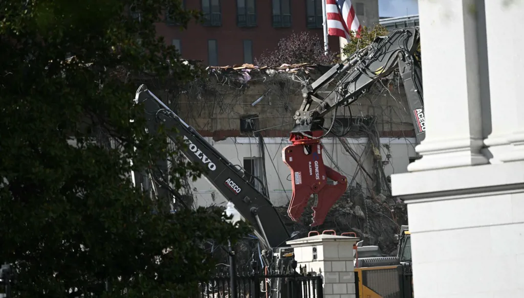 هدم الجناح الشرقي للبيت الأبيض بالكامل (صور)