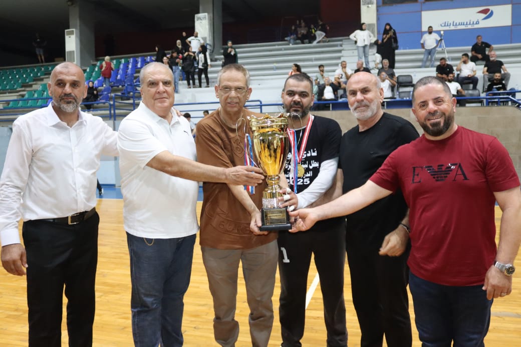 رئيس الاتحاد يسلم الكأس إلى البطل. (النهار)