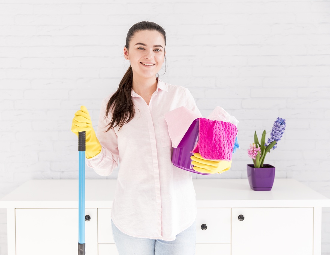تنظيف البيت في الربيع لتقليل التوتر (Freepik)