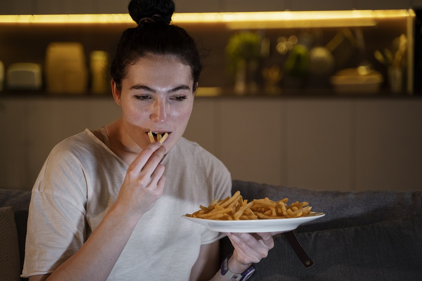 الأكل العاطفي في الحرب (Freepik)