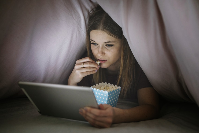 اسباب مشاهدة الافلام والمسلسلات اكثر من مرة (Freepik)