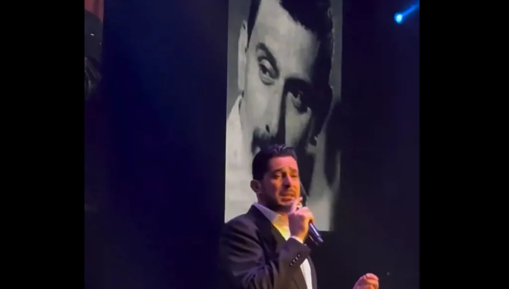 محمد خيري يبكي زياد الرحباني على المسرح: "سألوني الناس" (فيديو)