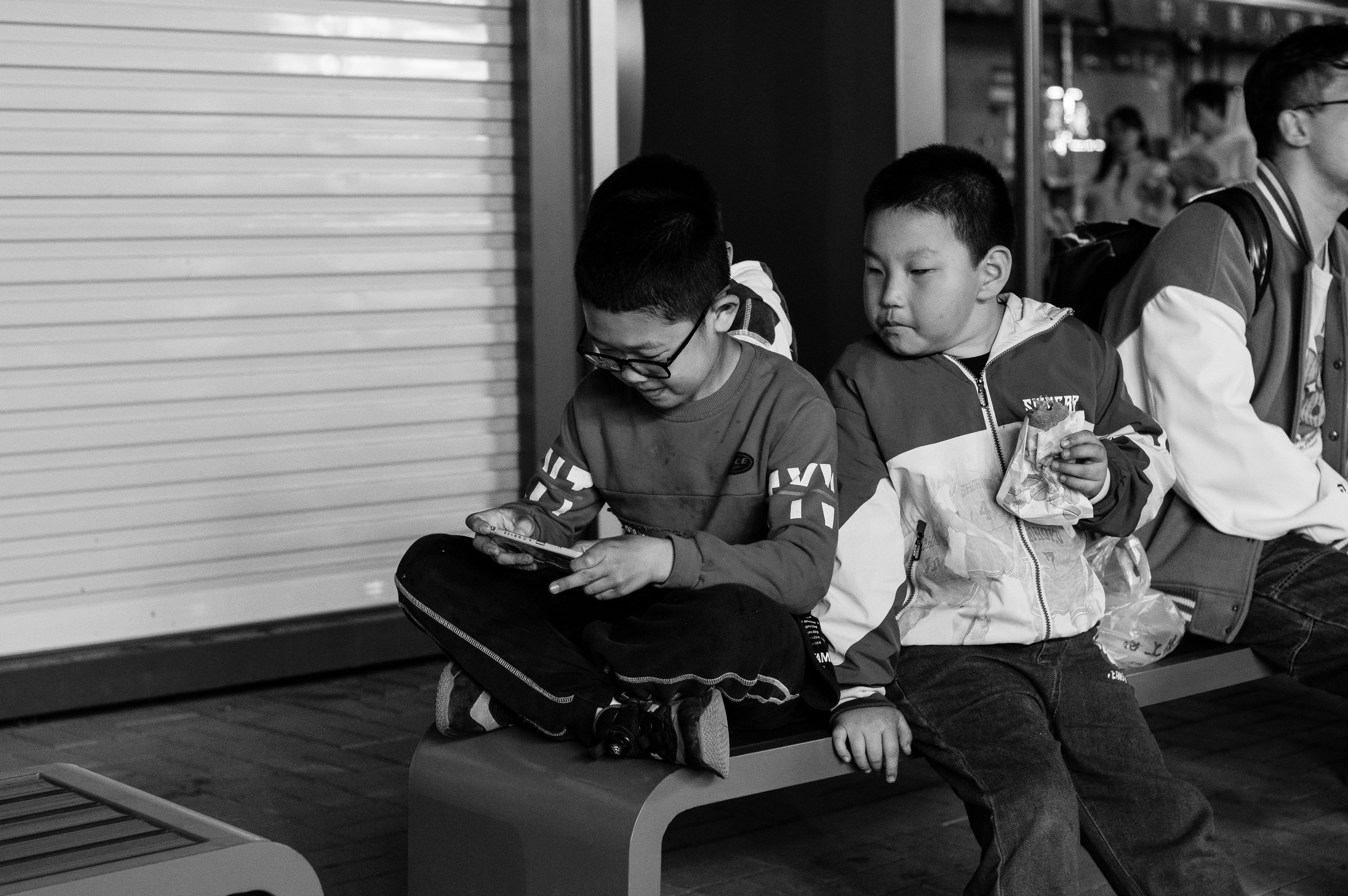 طفل يستخدم هاتفا خليويا (9 نيسان 2025- wu yi- Unsplash)