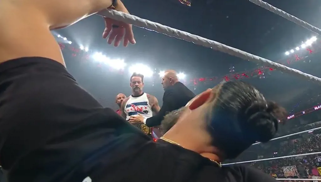 قبل نزالهما في "ريسلمانيا 42"... "حرب" كلامية وضرب بين سي إم بانك ورومان رينز (فيديو)