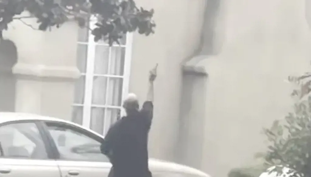 "أجبره على الاستسلام"... كلب يوقف مُسلحاً أطلق النار على مروحية الشرطة (فيديو)