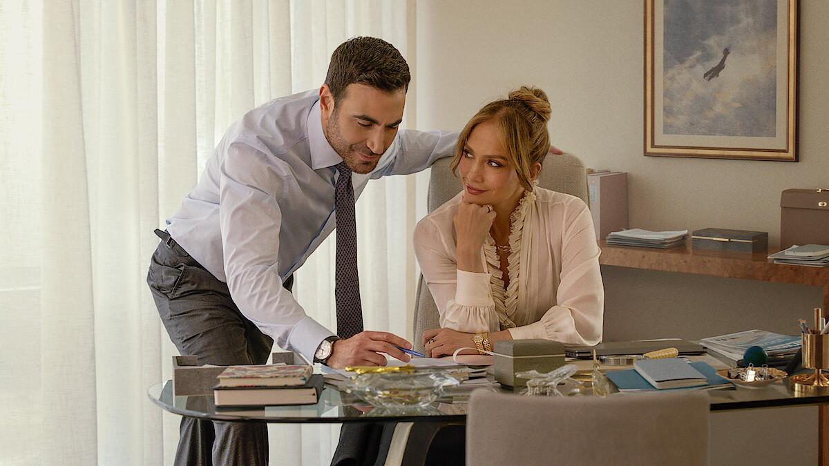 جينيفر لوبيز وبريت غولدستين في مشهد من فيلم Office Romance. (Netflix)