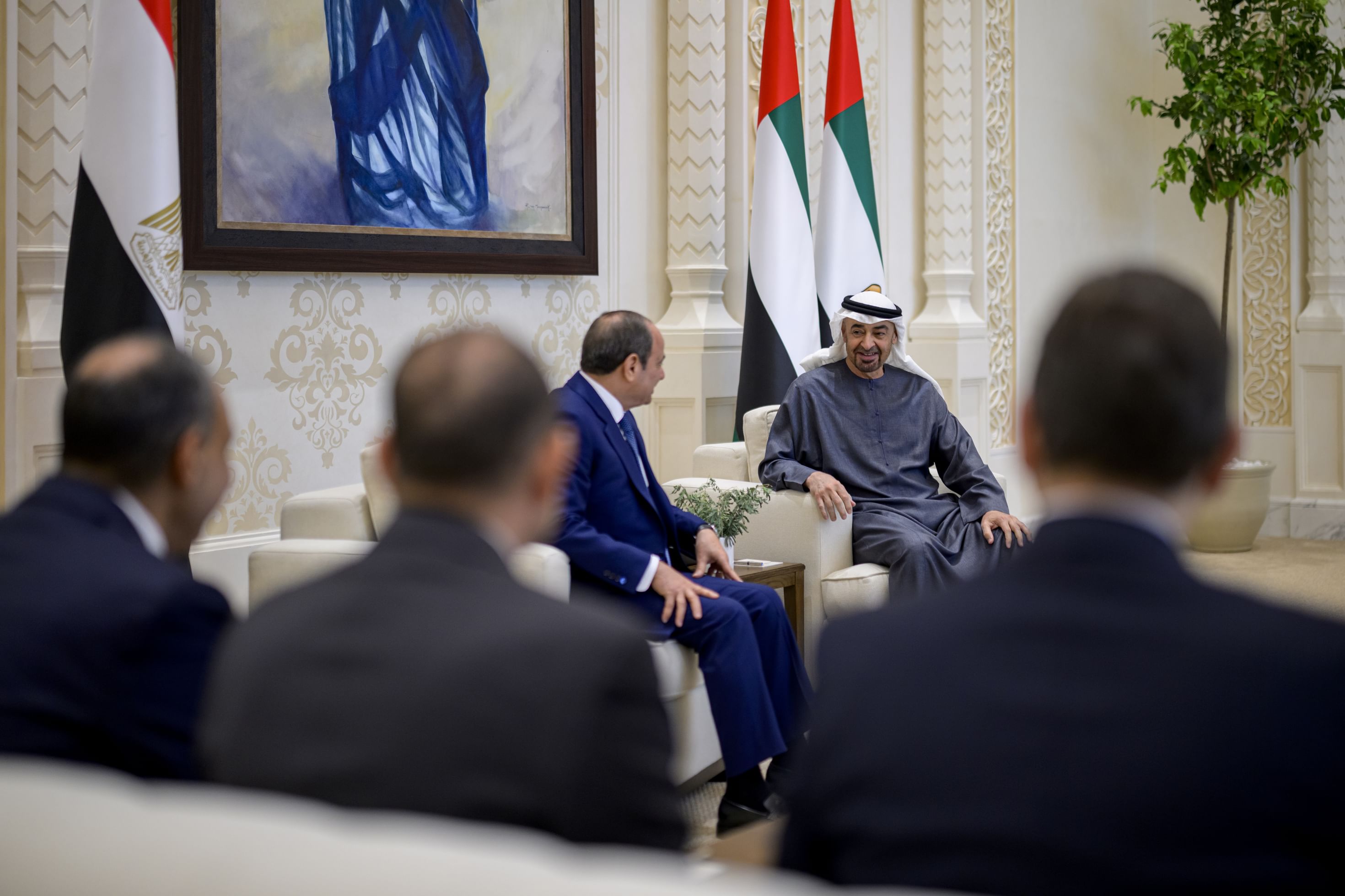 الرئيس الإماراتي الشيخ محمد بن زايد ونظيره المصري عبدالفتاح السيسي خلال لقائهما في أبوظبي. (وام)