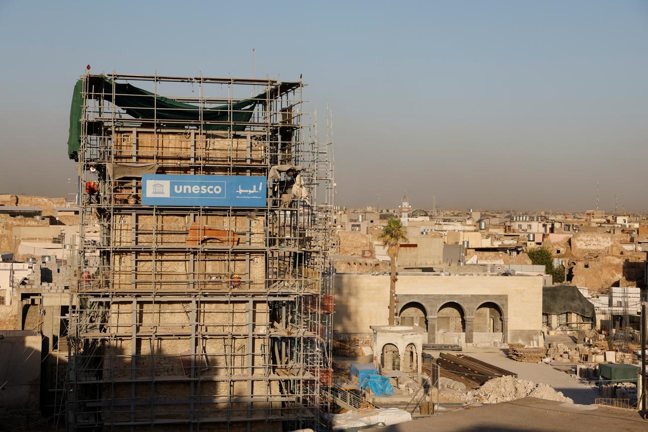 أعمال ترميم مئذنة الحدباء التاريخية في الموصل العراقية، بعد تدميرها خلال الحرب. (Reuters)