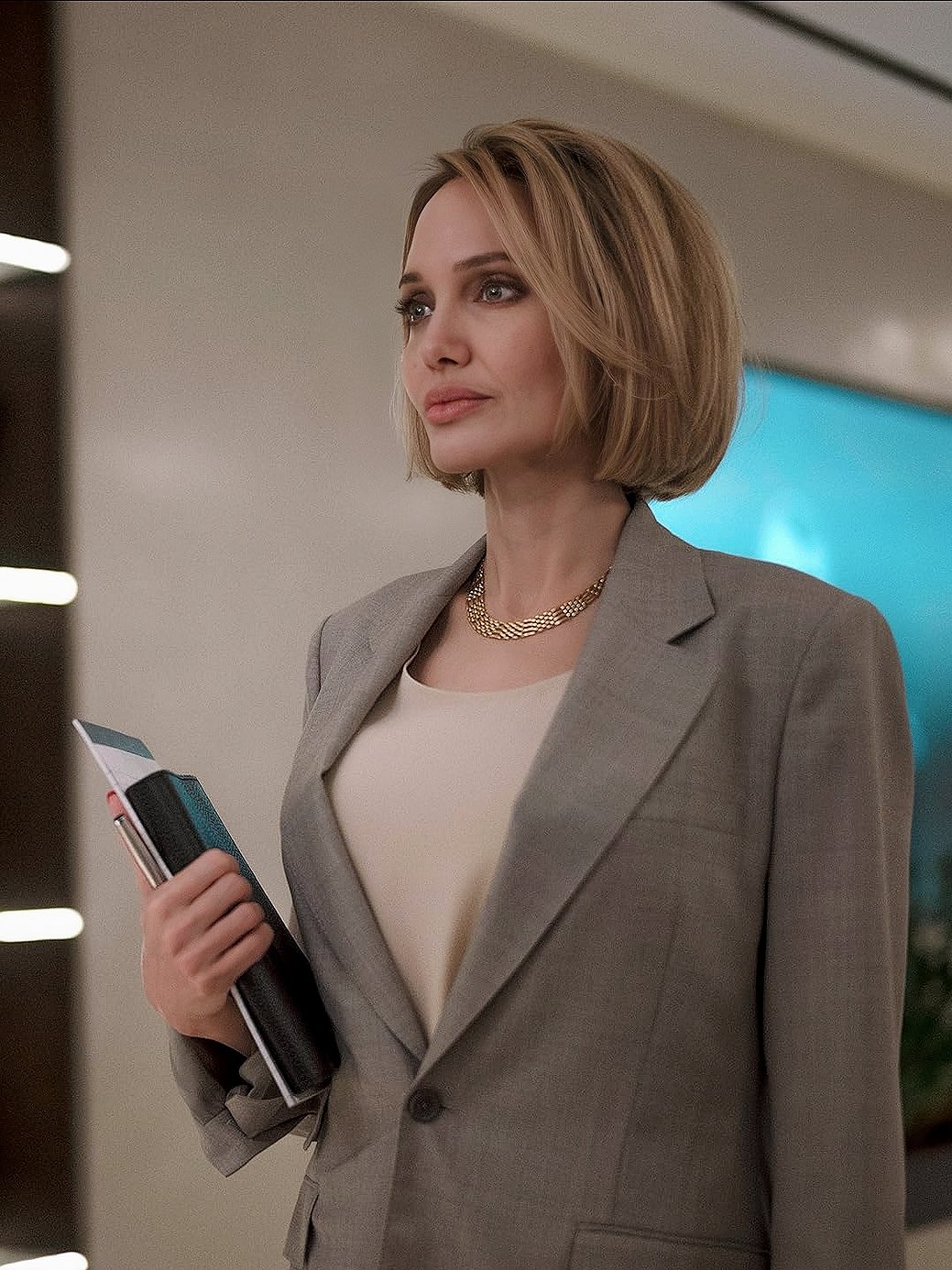 انجلينا جولي بصبغة الشعر الاشقر الكاريه (منصة اكس)