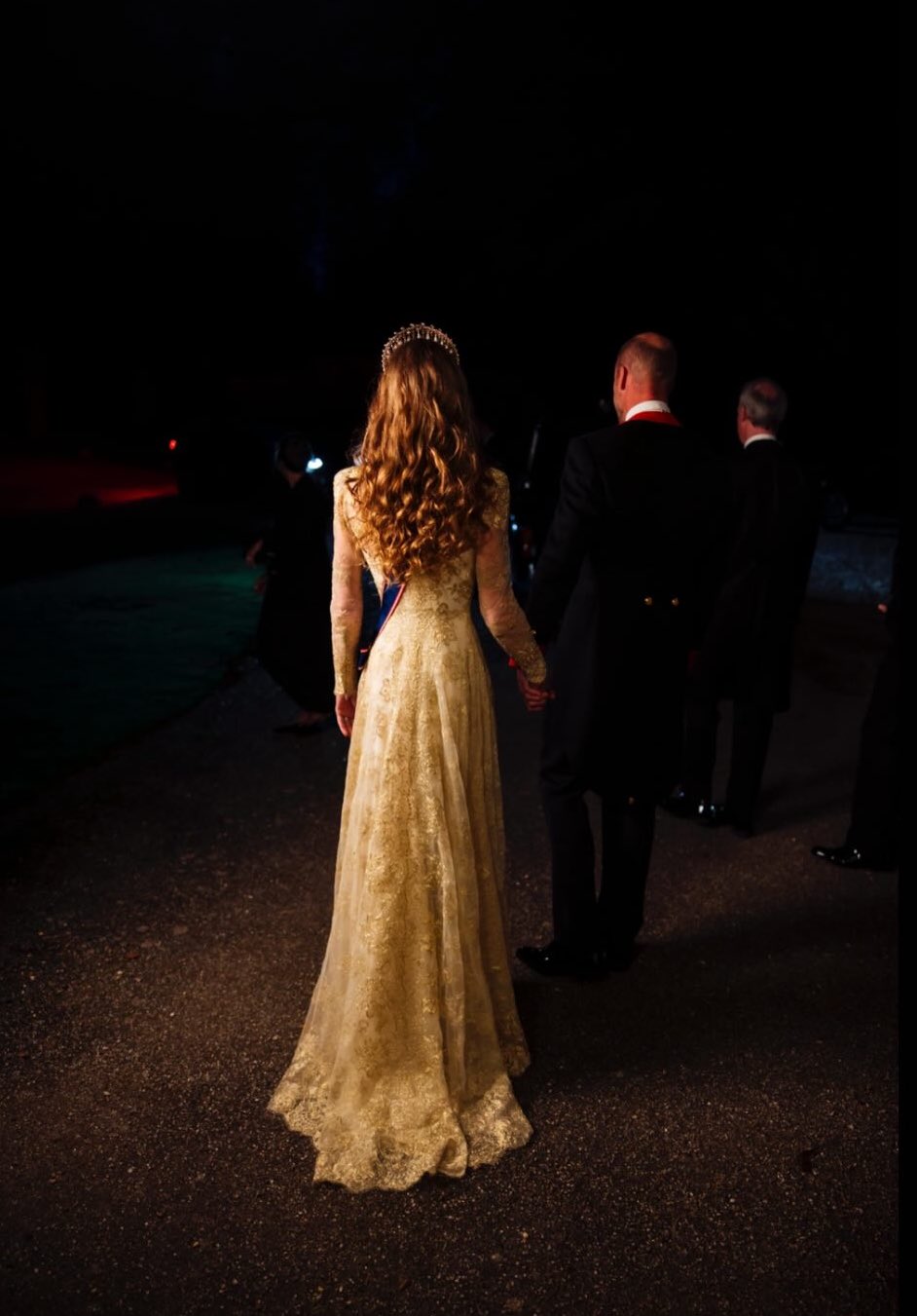 فستان كيت ميدلتون الذهبي الفخم خلال المأدبة الرسمية في قلعة ويندسور تكريماً للرئيس الأميركي دونالد ترامب وزوجته ميلانيا (أكس)