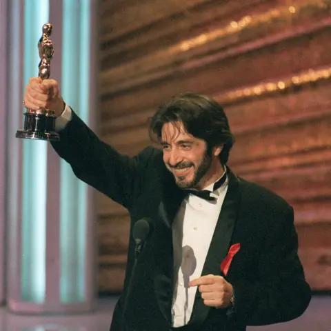 آل باتشينو يحمل جائزة الأوسكار لأفضل ممثل عام 1993 عن دوره في فيلم Scent of a Woman، بعد سلسلة من الترشيحات للجائزة. (BBC)