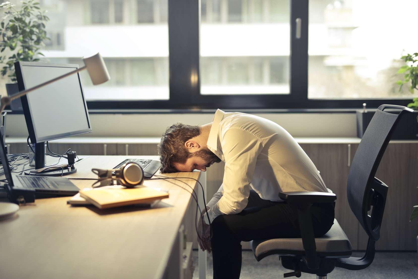 الإرهاق وضغط العمل قد يحوّلان الحماسة المهنية إلى عبء يومي. (Papershift)