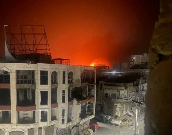 وميض النيران بعد استهداف محطة وقود في تعز (أكس) 